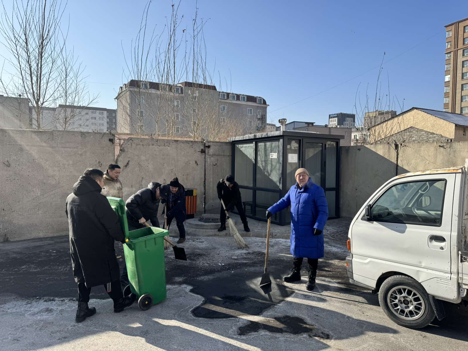 📌Нийслэлийн Төр захиргааны авто бааз УТҮГ-ын албан хаагчид бүх нийтийн цэвэрлэгээнд нэгдлээ.