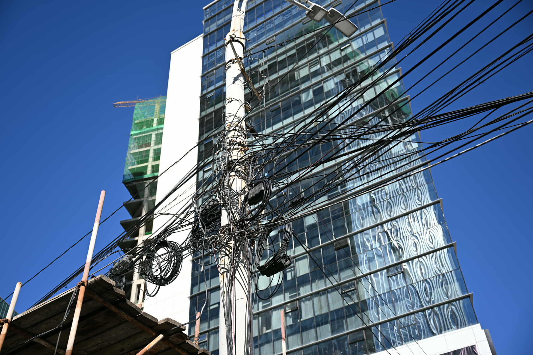 Явган хүний замын шинэчлэлтийн хүрээнд ил кабелуудыг газар доогуур сувагчилж байна