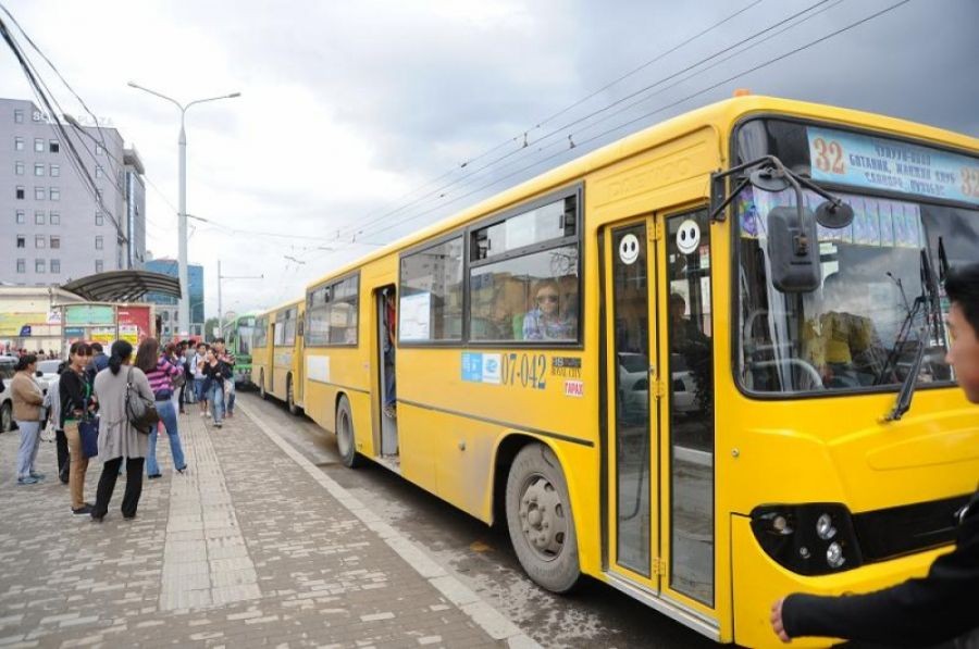 Нийтийн тээврийн автобусны ачаалал ихтэй зогсоолуудаас автобусны тоог нэмэгдүүллээ